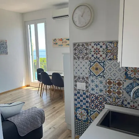 Sea View - La Perla Sul Mare Con Box Auto *